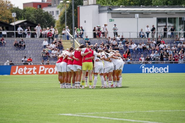 Deutschland: Fussball Saison 2026 2027 , Google Pixel Frauen-Bundesliga , 2. Spieltag , Eintracht Frankfurt Frauen vs. 1. FC Nürnberg Frauen - Stadion am Brentanobad (Frankfurt am Main) : Mannschaftskreis vor dem Spiel Frankfurt am Main Stadion am Brentanobad Deutschland Germany *** Germany Soccer Season 2026–2027, Google Pixel Women s Bundesliga, Matchday 2, Eintracht Frankfurt Women vs. 1. FC Nürnberg Women, Stadion am Brentanobad, Frankfurt am Main, Team huddle before the game, Frankfurt am Main, Stadion am Brentanobad, Germany Copyright: xBennetxLongx