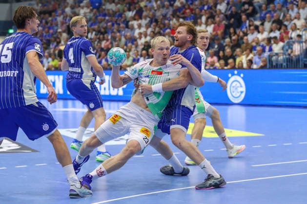 30.08.2026, xgox, Handball - Opel HBL VfL Gummersbach - SC Magdeburg emspor, v.l. Magnus Saugstrup (Magdeburg, 23), Tom Kiesler (Gummersbach, 30) Zweikampf, Duell, Kampf, tackle Gummersbach