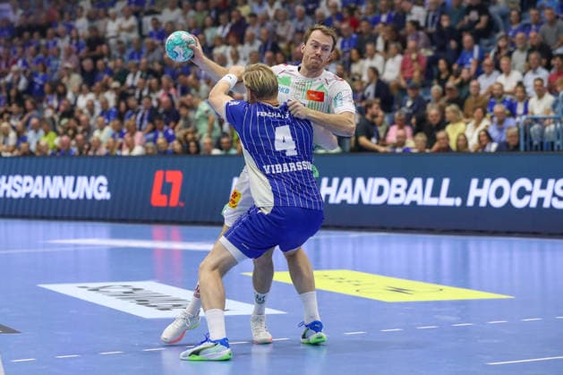 30.08.2026, xgox, Handball - Opel HBL VfL Gummersbach - SC Magdeburg emspor, v.l. Felix Claar (Magdeburg, 7), Ellidi Snaer Vidarsson (Gummersbach, 4) Zweikampf, Duell, Kampf, tackle Gummersbach