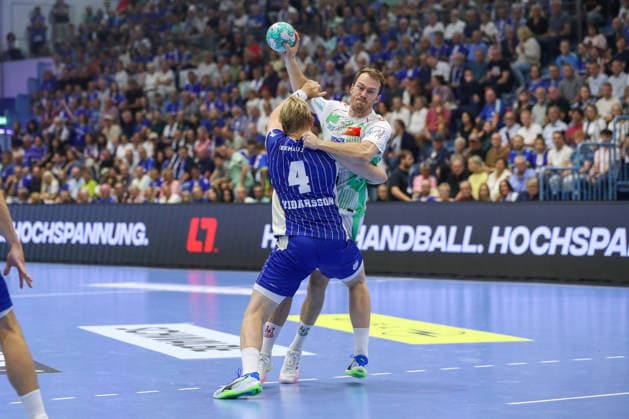 30.08.2026, xgox, Handball - Opel HBL VfL Gummersbach - SC Magdeburg emspor, v.l. Felix Claar (Magdeburg, 7), Ellidi Snaer Vidarsson (Gummersbach, 4) Zweikampf, Duell, Kampf, tackle Gummersbach