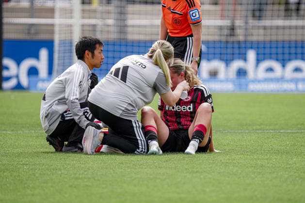 Deutschland: Fussball Saison 2026 2027 , Google Pixel Frauen-Bundesliga , 2. Spieltag , Eintracht Frankfurt Frauen vs. 1. FC Nürnberg Frauen - Stadion am Brentanobad (Frankfurt am Main) : Danique Tolhoek (Eintracht Frankfurt Frauen, 22) verletzt am Boden, Verletzung, mit Mannschaftsärzten Frankfurt am Main Stadion am Brentanobad Deutschland Germany *** Germany Soccer Season 2026–2027, Google Pixel Women s Bundesliga, Matchday 2, Eintracht Frankfurt Women vs. 1. FC Nuremberg Women, Stadion am Brentanobad, Frankfurt am Main, Danique Tolhoek (Eintracht Frankfurt Women), 22, injured on the ground, injury, with team doctors, Frankfurt am Main, Stadion am Brentanobad, Germany Copyright: xBennetxLongx
