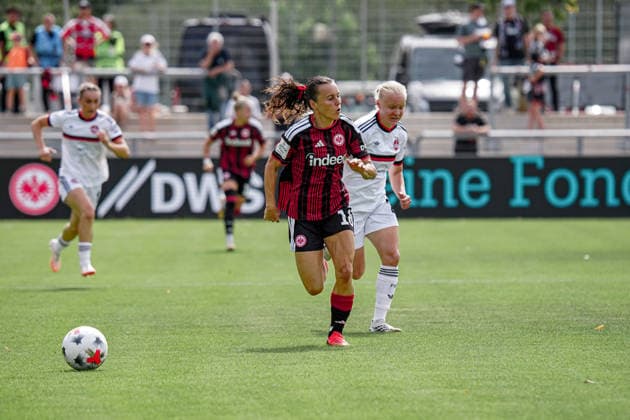 Deutschland: Fussball Saison 2026 2027 , Google Pixel Frauen-Bundesliga , 2. Spieltag , Eintracht Frankfurt Frauen vs. 1. FC Nürnberg Frauen - Stadion am Brentanobad (Frankfurt am Main) : Hayley Raso (Eintracht Frankfurt Frauen, 16) am Ball, im Ballbesitz, im Zweikampf mit Keira Bednorz (1. FC Nürnberg Frauen, 21) Frankfurt am Main Stadion am Brentanobad Deutschland Germany *** Germany Soccer Season 2026–2027, Google Pixel Women s Bundesliga, Matchday 2, Eintracht Frankfurt Women vs. 1 FC Nürnberg Women, Stadion am Brentanobad, Frankfurt am Main; Hayley Raso (Eintracht Frankfurt Women, No. 16) has the ball, in possession, in a tackle with Keira Bednorz (1 FC Nürnberg Women, No. 21); Frankfurt am Main, Stadion am Brentanobad, Germany Copyright: xBennetxLongx
