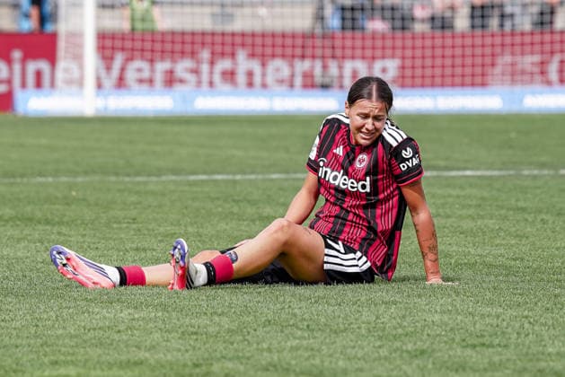 Deutschland: Fussball Saison 2026 2027 , Google Pixel Frauen-Bundesliga , 2. Spieltag , Eintracht Frankfurt Frauen vs. 1. FC Nürnberg Frauen - Stadion am Brentanobad (Frankfurt am Main) : Larissa Mühlhaus (Eintracht Frankfurt Frauen, 47) verletzt am Boden, Verletzung, Mimik, Gesichtsausdruck, Emotion Frankfurt am Main Stadion am Brentanobad Deutschland Germany *** Germany Soccer Season 2026–2027, Google Pixel Women s Bundesliga, Matchday 2, Eintracht Frankfurt Women vs. 1. FC Nürnberg Women, Stadion am Brentanobad, Frankfurt am Main, Larissa Mühlhaus, Eintracht Frankfurt Women, 47, injured on the ground, injury, facial expressions, emotion, Frankfurt am Main, Stadion am Brentanobad, Germany Copyright: xBennetxLongx