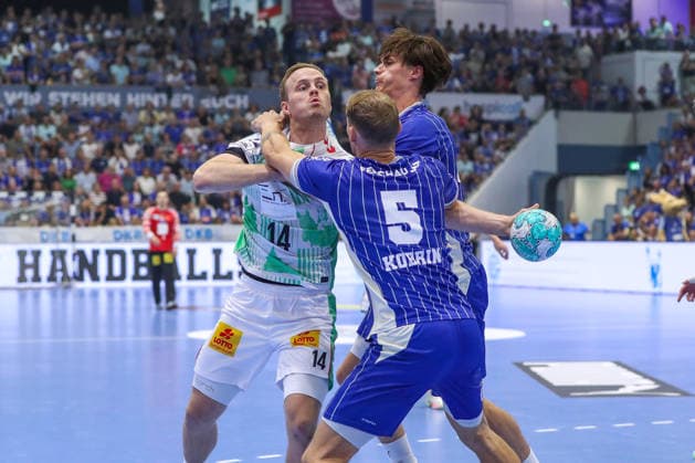 30.08.2026, xgox, Handball - Opel HBL VfL Gummersbach - SC Magdeburg emspor, v.l. Miro Schluroff (Gummersbach, 15), Omar Ingi Magnusson (Magdeburg, 14), Tilen Kodrin (Gummersbach, 5) Zweikampf, Duell, Kampf, tackle Gummersbach