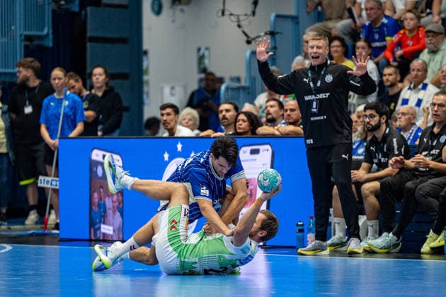 Opel Handball Bundesliga, VfL Gummersbach - SC Magdeburg, 30.08.2026 Nikola RoganoviÄ‡ (VfL Gummersbach 23), Albin Lagergren (SC Magdeburg 21), Gudjon Valur Sigurdsson (Trainer des VfL Gummersbach) ; Opel Handball Bundesliga, VfL Gummersbach - SC Magdeburg, 30.08.2026 Copyright: xBEAUTIFULxSPORTS Erlhofx