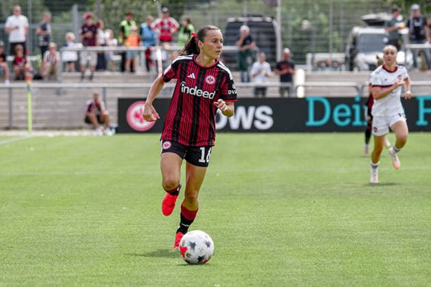 Deutschland: Fussball Saison 2026 2027 , Google Pixel Frauen-Bundesliga , 2. Spieltag , Eintracht Frankfurt Frauen vs. 1. FC Nürnberg Frauen - Stadion am Brentanobad (Frankfurt am Main) : Hayley Raso (Eintracht Frankfurt Frauen, 16) am Ball, im Ballbesitz Frankfurt am Main Stadion am Brentanobad Deutschland Germany *** Germany Soccer Season 2026–2027, Google Pixel Women s Bundesliga, Matchday 2, Eintracht Frankfurt Women vs. 1. FC Nürnberg Women, Stadion am Brentanobad, Frankfurt am Main, Hayley Raso, Eintracht Frankfurt Women, No. 16 on the ball, in possession, Frankfurt am Main, Stadion am Brentanobad, Germany Copyright: xBennetxLongx