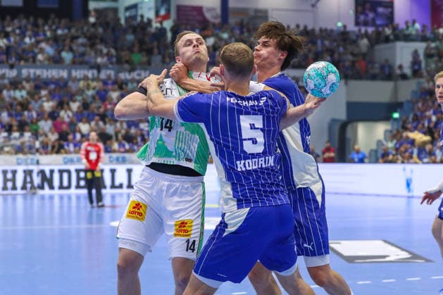 30.08.2026, xgox, Handball - Opel HBL VfL Gummersbach - SC Magdeburg emspor, v.l. Miro Schluroff (Gummersbach, 15), Omar Ingi Magnusson (Magdeburg, 14), Tilen Kodrin (Gummersbach, 5) Zweikampf, Duell, Kampf, tackle Gummersbach