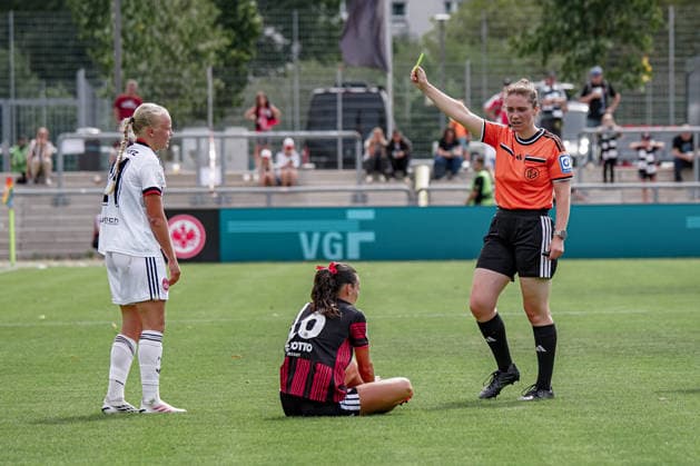 Deutschland: Fussball Saison 2026 2027 , Google Pixel Frauen-Bundesliga , 2. Spieltag , Eintracht Frankfurt Frauen vs. 1. FC Nürnberg Frauen - Stadion am Brentanobad (Frankfurt am Main) : Schiedsrichterin zeigt Keira Bednorz (1. FC Nürnberg Frauen, 21) die gelbe Karte, Hayley Raso (Eintracht Frankfurt Frauen, 16) verletzt am Boden, Verletzung Frankfurt am Main Stadion am Brentanobad Deutschland Germany *** Germany Soccer Season 2026–2027, Google Pixel Women’s Bundesliga, Matchday 2, Eintracht Frankfurt Women vs. 1. FC Nürnberg Women at Stadion am Brentanobad in Frankfurt am Main; the referee shows Keira Bednorz (1. FC Nürnberg Women, 21) a yellow card, Hayley Raso of Eintracht Frankfurt Women (No. 16) is injured on the ground; injury; Frankfurt am Main; Stadion am Brentanobad; Germany Copyright: xBennetxLongx