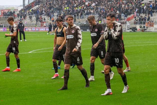 Enttäuschung nach dem Abpfiff Ahlstrand Erik Arkadiusz Pyrka Marcus Mathisen Eric Smith Arkadiusz Pyrka ( Pauli ) ( Kaiserslautern ) Deutschland , Hamburg , Millerntor , Fussball , 2 . Bundesliga , FC St Pauli - FC Kaiserslautern *** Disappointment after the final whistle: Ahlstrand, Erik, Arkadiusz Pyrka, Marcus Mathisen, Eric Smith, Arkadiusz Pyrka, St. Pauli, Kaiserslautern, Germany, Hamburg, Millerntor, soccer, 2. Bundesliga, FC St. Pauli, FC Kaiserslautern