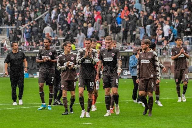 Enttäuschung nach dem Abpfiff Trainer Marcel Rapp Youssoupha Niang Kaars Martijn Branimir Hrgota Eric Smith Marcus Mathisen Taichi Hara ( Pauli ) ( Kaiserslautern ) Deutschland , Hamburg , Millerntor , Fussball , 2 . Bundesliga , FC St Pauli - FC Kaiserslautern *** Disappointment after the final whistle Coach Marcel Rapp Youssoupha Niang Kaars Martijn Branimir Hrgota Eric Smith Marcus Mathisen Taichi Hara Pauli Kaiserslautern Germany, Hamburg, Millerntor, soccer, 2. Bundesliga, FC St. Pauli, FC Kaiserslautern