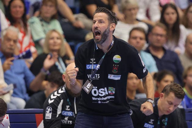 30.08.2026, xtgx, Handball Opel HBL, VfL Gummersbach - SC Magdeburg emspor, v.l. Bennet Wiegert (Magdeburg, Trainer) Jubel, Torjubel, jubelt ueber das Tor, celebrate the goal, celebration Gummersbach