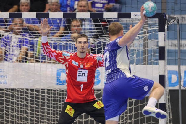30.08.2026, xtgx, Handball Opel HBL, VfL Gummersbach - SC Magdeburg emspor, v.l. Dominik Kuzmanovic (Magdeburg, 1) Parade, haelt den Ball, faengt den Ball, pariert Gummersbach