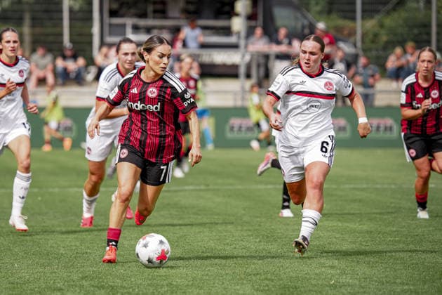 Deutschland: Fussball Saison 2026 2027 , Google Pixel Frauen-Bundesliga , 2. Spieltag , Eintracht Frankfurt Frauen vs. 1. FC Nürnberg Frauen - Stadion am Brentanobad (Frankfurt am Main) : ErÃ«leta Memeti Ereleta Memeti (Eintracht Frankfurt Frauen, 7) am Ball, im Ballbesitz, im Zweikampf mit Charline Coutel (1. FC Nürnberg Frauen, 6) Frankfurt am Main Stadion am Brentanobad Deutschland Germany *** Germany Soccer Season 2026–2027, Google Pixel Women s Bundesliga, Matchday 2, Eintracht Frankfurt Women vs. 1. FC Nürnberg Women, Stadion am Brentanobad, Frankfurt am Main, Ereleta Memeti, Ereleta Memeti, Eintracht Frankfurt Women, 7 on the ball, in possession, in a tackle with Charline Coutel, 1. FC Nürnberg Women, 6 Frankfurt am Main, Stadion am Brentanobad, Germany Copyright: xBennetxLongx