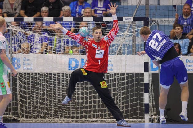 30.08.2026, xtgx, Handball Opel HBL, VfL Gummersbach - SC Magdeburg emspor, v.l. Dominik Kuzmanovic (Magdeburg, 1) Parade, haelt den Ball, faengt den Ball, pariert Gummersbach