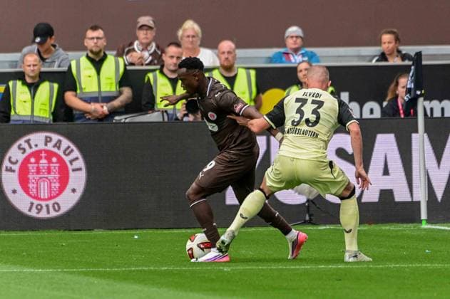 Abdoulie Ceesay ( Pauli ) 33 Jan Elvedi ( Kaiserslautern ) Deutschland , Hamburg , Millerntor , Fussball , 2 . Bundesliga , FC St Pauli - FC Kaiserslautern *** Abdoulie Ceesay Pauli 33 Jan Elvedi Kaiserslautern, Germany; Hamburg; Millerntor; soccer; 2. Bundesliga; FC St. Pauli; FC Kaiserslautern