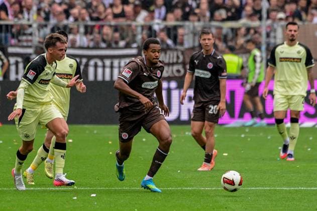 Youssoupha Niang ( Pauli ) Semih Sahin 21 Mário Sauer ( Kaiserslautern ) Deutschland , Hamburg , Millerntor , Fussball , 2 . Bundesliga , FC St Pauli - FC Kaiserslautern *** Youssoupha Niang, Pauli, Semih Sahin, 21, Mário Sauer, Kaiserslautern, Germany, Hamburg, Millerntor, soccer, 2. Bundesliga, FC St. Pauli, FC Kaiserslautern
