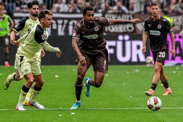 Youssoupha Niang ( Pauli ) Semih Sahin 21 Mário Sauer ( Kaiserslautern ) Deutschland , Hamburg , Millerntor , Fussball , 2 . Bundesliga , FC St Pauli - FC Kaiserslautern *** Youssoupha Niang, Pauli, Semih Sahin, 21, Mário Sauer, Kaiserslautern, Germany, Hamburg, Millerntor, soccer, 2. Bundesliga, FC St. Pauli, FC Kaiserslautern
