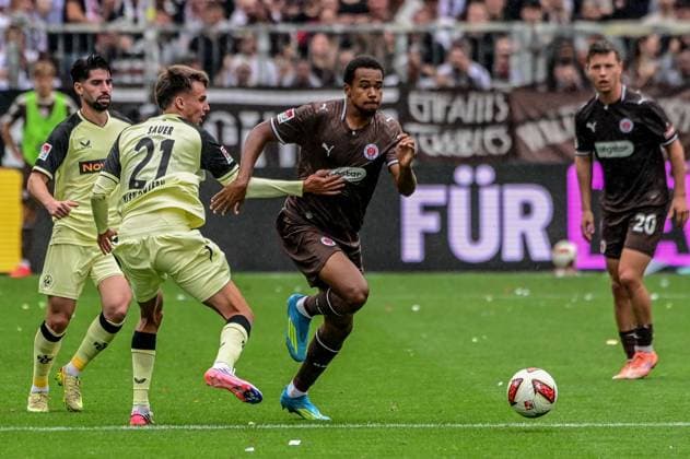 Youssoupha Niang ( Pauli ) Semih Sahin 21 Mário Sauer ( Kaiserslautern ) Deutschland , Hamburg , Millerntor , Fussball , 2 . Bundesliga , FC St Pauli - FC Kaiserslautern *** Youssoupha Niang, Pauli, Semih Sahin, 21, Mário Sauer, Kaiserslautern, Germany, Hamburg, Millerntor, soccer, 2. Bundesliga, FC St. Pauli, FC Kaiserslautern