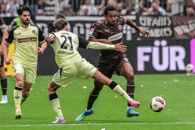 Youssoupha Niang ( Pauli ) 21 Mário Sauer ( Kaiserslautern ) Deutschland , Hamburg , Millerntor , Fussball , 2 . Bundesliga , FC St Pauli - FC Kaiserslautern *** Youssoupha Niang St. Pauli 21 Mário Sauer Kaiserslautern Germany, Hamburg, Millerntor, soccer, 2. Bundesliga, FC St. Pauli, FC Kaiserslautern