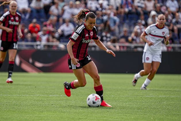 Deutschland: Fussball Saison 2026 2027 , Google Pixel Frauen-Bundesliga , 2. Spieltag , Eintracht Frankfurt Frauen vs. 1. FC Nürnberg Frauen - Stadion am Brentanobad (Frankfurt am Main) : Hayley Raso (Eintracht Frankfurt Frauen, 16) am Ball, im Ballbesitz Frankfurt am Main Stadion am Brentanobad Deutschland Germany *** Germany Soccer Season 2026–2027, Google Pixel Women s Bundesliga, Matchday 2, Eintracht Frankfurt Women vs. 1. FC Nürnberg Women, Stadion am Brentanobad, Frankfurt am Main, Hayley Raso, Eintracht Frankfurt Women, No. 16 on the ball, in possession, Frankfurt am Main, Stadion am Brentanobad, Germany Copyright: xBennetxLongx