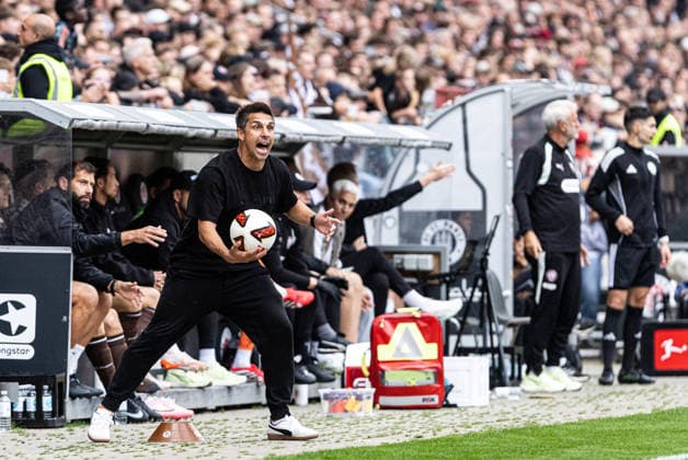 2. Fußball Bundesliga: FC St. Pauli - 1. FC Kaiserslautern; 30.08.2026 Marcel Rapp (FC St. Pauli, Trainer) bringt Ball schnellstmöglich ins Spiel. 2. Fußball Bundesliga 3.Spieltag: FC St. Pauli - 1. FC Kaiserslautern; Millerntor-Stadion, Hamburg, St. Pauli; 30.08.2026 DFL regulations prohibit any use of photographs as image sequences and or quasi video. *** German Bundesliga: FC St. Pauli 1, FC Kaiserslautern 30 August 2026 Marcel Rapp (FC St. Pauli) quickly puts the ball back into play German Bundesliga, Matchday 3: FC St. Pauli 1, FC Kaiserslautern Millerntor Stadium, Hamburg, St. Pauli, August 30, 2026. DFL regulations prohibit any use of photographs as image sequences and or quasi-video content Copyright: xBEAUTIFULxSPORTS Buriakovx