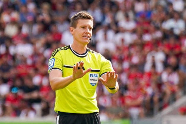 Deutschland: Fussball Bundesliga Saison 2026 - 2027, 1. Spieltag - SC Freiburg vs Werder Bremen - Europa Park Stadion (Freiburg): Schiedsrichter Daniel Siebert *** German Bundesliga 2026–2027 Season, Matchday 1: SC Freiburg vs. Werder Bremen at Europa-Park Stadium in Freiburg; Referee: Daniel Siebert Copyright: xJOERANxSTEINSIEKx