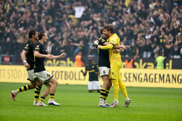 STOCKHOLM, SVERIGE 20260830 AIK:s malvakt Kristoffer Nordfeldt jublar med sina lagkamrater efter vinten under söndagens fotbollsmatch i allsvenskan mellan AIK och Hammarby IF pa Strawberry Arena. STOCKHOLM SVERIGE x1081x Copyright: xFredrikxPerssonx TTx ALLSVENSKAN AIK-HAMMARBY