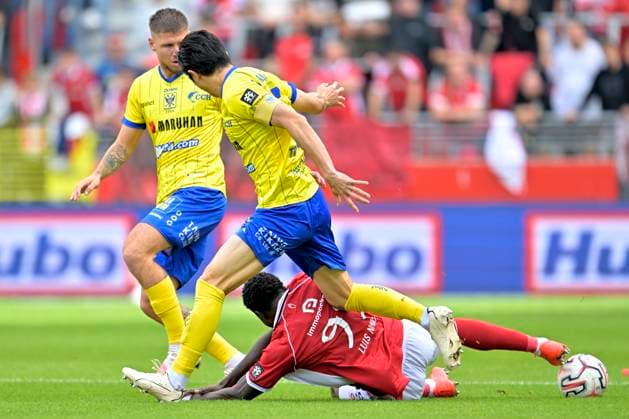 Royal Antwerp FC v Sint-Truidense VV - Jupiler Pro League DEURNE, BELGIUM - AUGUST 30 : Narh Luis forward of Royal Antwerp FC battles for the ball with Taniguchi Shogo defender of Sint-Truidense VV during the Jupiler Pro League match between Royal Antwerp FC and Sint-Truidense VV on August 30, 2026 in Deurne, Belgium, 30 08 2026 Deurne Belgium  Copyright: xSesx