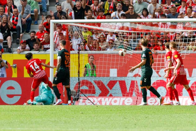 1:0 Tor fuer SC Freiburg durch Yuito Suzuki (SC Freiburg, 14) , Deutschland, Fussball, 1. Bundesliga, 1.Spieltag, 2026 2027, SC Freiburg vs. SV Werder Bremen, 30.08.2026, Freiburg im Breisgau Europa-Park Stadion Deutschland *** 1–0 Goal for SC Freiburg by Yuito Suzuki SC Freiburg, 14, Germany, Soccer, Bundesliga 1, Matchday 1, 2026–2027, SC Freiburg vs. SV Werder Bremen, August 30, 2026, Freiburg im Breisgau, Europa-Park Stadium, Germany Copyright: xGrantxHubbsx