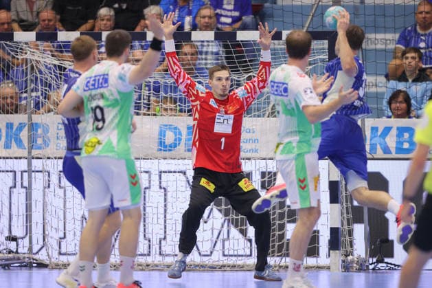 30.08.2026, xtgx, Handball Opel HBL, VfL Gummersbach - SC Magdeburg emspor, v.l. Dominik Kuzmanovic (Magdeburg, 1) Parade, haelt den Ball, faengt den Ball, pariert Gummersbach