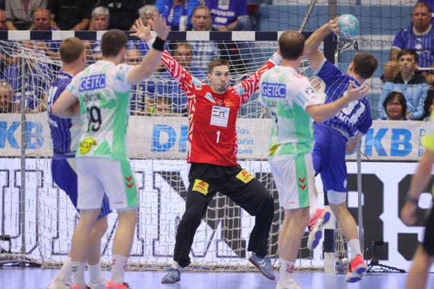 30.08.2026, xtgx, Handball Opel HBL, VfL Gummersbach - SC Magdeburg emspor, v.l. Dominik Kuzmanovic (Magdeburg, 1) Parade, haelt den Ball, faengt den Ball, pariert Gummersbach
