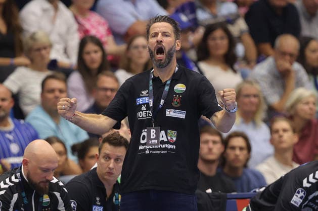 30.08.2026, xtgx, Handball Opel HBL, VfL Gummersbach - SC Magdeburg emspor, v.l. Bennet Wiegert (Magdeburg, Trainer) Jubel, Torjubel, jubelt ueber das Tor, celebrate the goal, celebration Gummersbach