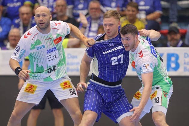 30.08.2026, xtgx, Handball Opel HBL, VfL Gummersbach - SC Magdeburg emspor, v.l. Oscar Bergendahl (Magdeburg, 54), Kristjan Horzen (Gummersbach, 27), Elvar Orn Jonsson (Magdeburg, 19) Zweikampf, Duell, Kampf, tackle Gummersbach