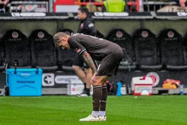 Eric Smith ( Pauli ) enttäuscht nach dem Abpiff Deutschland , Hamburg , Millerntor , Fussball , 2 . Bundesliga , FC St Pauli - FC Kaiserslautern *** Eric Smith Pauli disappointed after the final whistle Germany, Hamburg, Millerntor, soccer, 2. Bundesliga, FC St. Pauli, FC Kaiserslautern