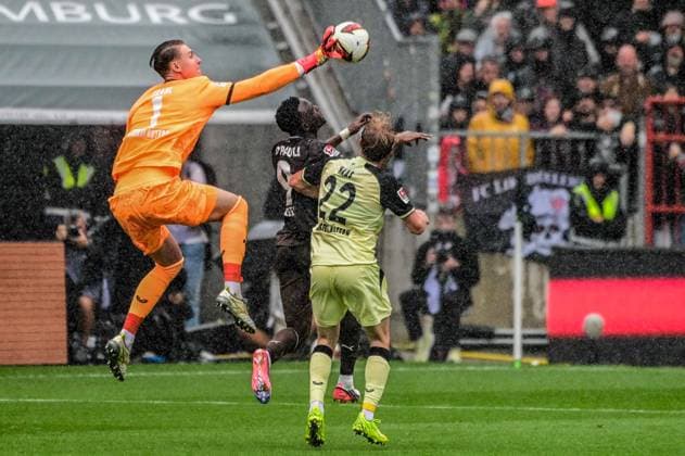 Abdoulie Ceesay ( Pauli ) Julian Krahl 22 Mika Haas ( Kaiserslautern ) Deutschland , Hamburg , Millerntor , Fussball , 2 . Bundesliga , FC St Pauli - FC Kaiserslautern *** Abdoulie Ceesay Pauli Julian Krahl 22 Mika Haas Kaiserslautern, Germany; Hamburg; Millerntor; soccer; 2. Bundesliga; FC St. Pauli; FC Kaiserslautern