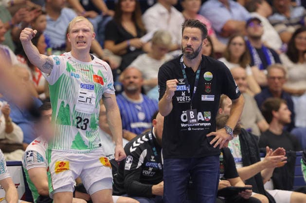 30.08.2026, xtgx, Handball Opel HBL, VfL Gummersbach - SC Magdeburg emspor, v.l. Magnus Saugstrup (Magdeburg, 23), Bennet Wiegert (Magdeburg, Trainer) Jubel, Torjubel, jubelt ueber das Tor, celebrate the goal, celebration Gummersbach
