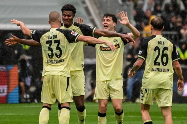 33 Jan Elvedi Kelven Frees 14 Jacob Rasmussen 26 Paul Joly ( Kaiserslautern ) Schlussjubel Deutschland , Hamburg , Millerntor , Fussball , 2 . Bundesliga , FC St Pauli - FC Kaiserslautern *** 33 Jan Elvedi Kelven Frees 14 Jacob Rasmussen 26 Paul Joly Kaiserslautern Victory celebration Germany, Hamburg, Millerntor, soccer, 2. Bundesliga, FC St. Pauli, FC Kaiserslautern