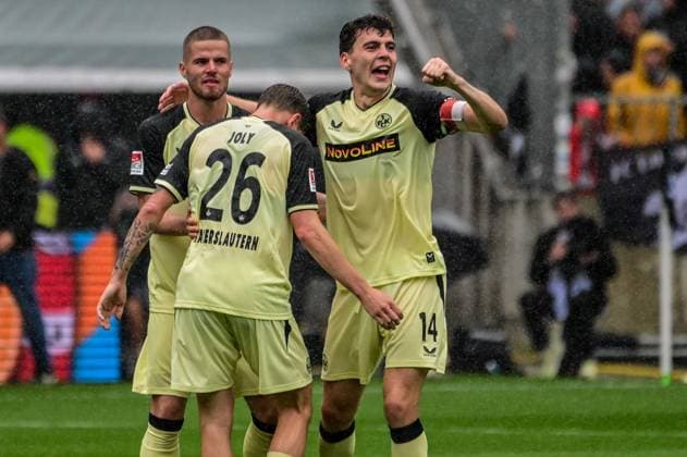 33 Jan Elvedi 26 Paul Joly 14 Jacob Rasmussen ( Kaiserslautern ) Schlussjubel Deutschland , Hamburg , Millerntor , Fussball , 2 . Bundesliga , FC St Pauli - FC Kaiserslautern *** 33 Jan Elvedi 26 Paul Joly 14 Jacob Rasmussen Kaiserslautern Victory celebration Germany, Hamburg, Millerntor, soccer, 2. Bundesliga, FC St. Pauli, FC Kaiserslautern
