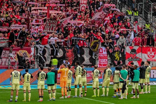 Schlussjubel vor den Fans der Mannschaft ( Kaiserslautern ) Deutschland , Hamburg , Millerntor , Fussball , 2 . Bundesliga , FC St Pauli - FC Kaiserslautern *** Victory celebration in front of the fans of the Kaiserslautern team; Germany, Hamburg, Millerntor, soccer, 2. Bundesliga, FC St. Pauli, FC Kaiserslautern