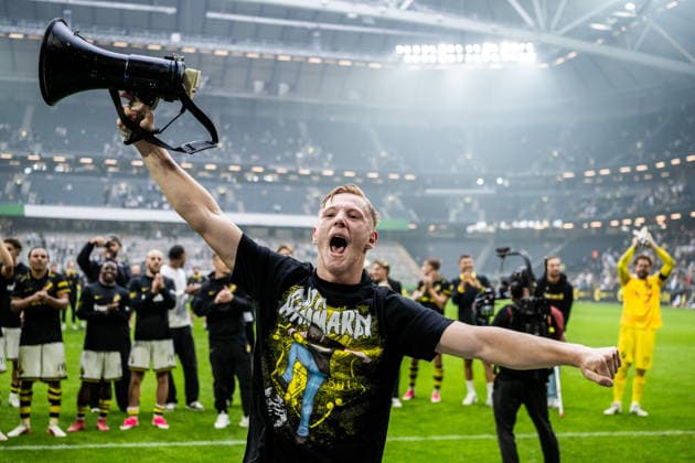 260830 AIKs Sixten Gustafsson jublar efter fotbollsmatchen i Allsvenskan mellan AIK och Hammarby den 30 augusti 2026 i Stockholm. Copyright: JESPERxZERMAN BB260830JZ062