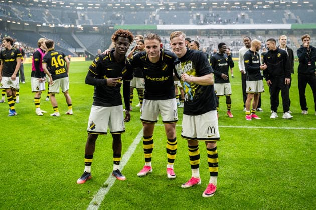 260830 AIKs Axel Kouame, Linus Carlstrand och Sixten Gustafsson jublar efter fotbollsmatchen i Allsvenskan mellan AIK och Hammarby den 30 augusti 2026 i Stockholm. Copyright: JESPERxZERMAN BB260830JZ064