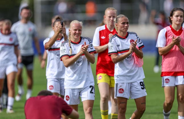 GER, Frankfurt, Eintracht Frankfurt vs 1. FC Nürnberg, Google Pixel Frauen Bundesliga, Fussball, DFB, Spielzeit 2026 2027, Stadion am Brentanobad, 2. Spieltag im Bild: Die FC Nürnberg Frauen feiern das Unentschieden nach dem Spiel mit den Fans, Keira Bednorz (FC Nürnberg Frauen 21), Louna Lapassouse (FC Nürnberg Frauen 99) DFB DFL REGULATIONS PROHIBIT ANY USE OF PHOTOGRAPHS AS IMAGE SEQUENCES AND OR QUASI-VIDEO, 30.08.2026 *** GER, Frankfurt, Eintracht Frankfurt vs. 1. FC Nürnberg, Google Pixel Women s Bundesliga, Soccer, DFB, 2026–2027 Season, Stadion am Brentanobad, Matchday 2 in Pictures: The 1. FC Nürnberg women s team celebrates the draw with fans after the game, Keira Bednorz, FC Nuremberg Women ’21; Louna Lapassouse, FC Nuremberg Women ’99. DFB and DFL regulations prohibit any use of photographs as image sequences and or quasi-video. August 30, 2026 Copyright: HMBxMedia HendrikxHamelau