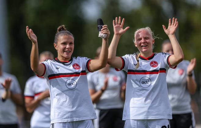 GER, Frankfurt, Eintracht Frankfurt vs 1. FC Nürnberg, Google Pixel Frauen Bundesliga, Fussball, DFB, Spielzeit 2026 2027, Stadion am Brentanobad, 2. Spieltag im Bild: Die FC Nürnberg Frauen feiern das Unentschieden nach dem Spiel mit den Fans, Alexsandra Lobanova (FC Nürnberg Frauen 4), Keira Bednorz (FC Nürnberg Frauen 21) DFB DFL REGULATIONS PROHIBIT ANY USE OF PHOTOGRAPHS AS IMAGE SEQUENCES AND OR QUASI-VIDEO, 30.08.2026 *** GER, Frankfurt, Eintracht Frankfurt vs. 1. FC Nürnberg, Google Pixel Women’s Bundesliga, Soccer, DFB, 2026–2027 Season, Stadion am Brentanobad, Matchday 2 in Pictures: The 1. FC Nürnberg Women’s team celebrates the draw with fans after the game, Alexsandra Lobanova, FC Nuremberg Women 4; Keira Bednorz, FC Nuremberg Women 21. DFB and DFL regulations prohibit any use of photographs as image sequences and or quasi-video. August 30, 2026 Copyright: HMBxMedia HendrikxHamelau