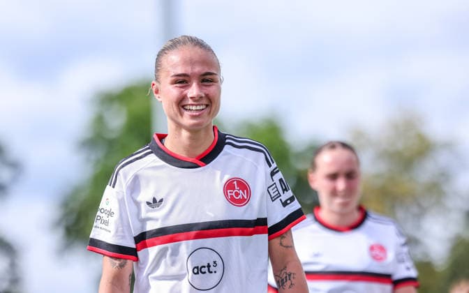 GER, Frankfurt, Eintracht Frankfurt vs 1. FC Nürnberg, Google Pixel Frauen Bundesliga, Fussball, DFB, Spielzeit 2026 2027, Stadion am Brentanobad, 2. Spieltag im Bild: Die FC Nürnberg Frauen feiern das Unentschieden nach dem Spiel mit den Fans, Louna Lapassouse (FC Nürnberg Frauen 99), erzielte das To DFB DFL REGULATIONS PROHIBIT ANY USE OF PHOTOGRAPHS AS IMAGE SEQUENCES AND OR QUASI-VIDEO, 30.08.2026 *** GER, Frankfurt, Eintracht Frankfurt vs. 1. FC Nürnberg, Google Pixel Women s Bundesliga, Soccer, DFB, 2026–2027 Season, Stadion am Brentanobad, Matchday 2 in Pictures: The 1. FC Nürnberg women s team celebrates the draw with fans after the game, Louna Lapassouse, FC Nuremberg Women ’99, scored the goal. DFB and DFL regulations prohibit any use of photographs as image sequences and or quasi-video. August 30, 2026 Copyright: HMBxMedia HendrikxHamelau