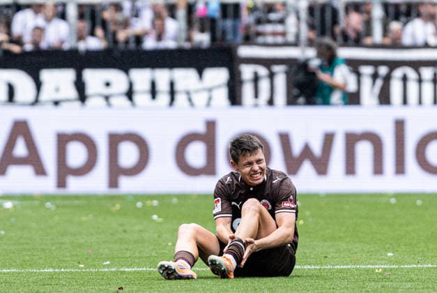 2. Fußball Bundesliga: FC St. Pauli - 1. FC Kaiserslautern; 30.08.2026 Mathias Rasmussen (FC St. Pauli, 20) sitzt auf dem Rasen nach der Zweikampf. 2. Fußball Bundesliga 3.Spieltag: FC St. Pauli - 1. FC Kaiserslautern; Millerntor-Stadion, Hamburg, St. Pauli; 30.08.2026 DFL regulations prohibit any use of photographs as image sequences and or quasi video. *** German Bundesliga: FC St. Pauli 1, FC Kaiserslautern 30, August 2026. Mathias Rasmussen of FC St. Pauli, No. 20, sits on the field after a tackle. German Bundesliga, Matchday 3: FC St. Pauli 1, FC Kaiserslautern. Millerntor Stadium, Hamburg, St. Pauli, August 30, 2026. DFL regulations prohibit any use of photographs as image sequences and or quasi-video. Copyright: xBEAUTIFULxSPORTS Buriakovx