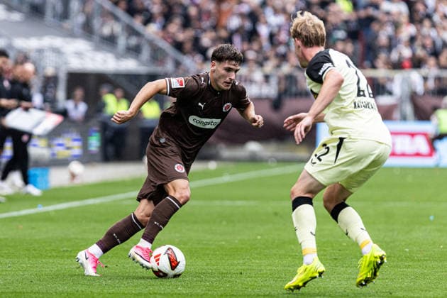 2. Fußball Bundesliga: FC St. Pauli - 1. FC Kaiserslautern; 30.08.2026 Arkadiusz Pyrka (FC St. Pauli, 11), Mika Haas (1. FC Kaiserslautern, 22) 2. Fußball Bundesliga 3.Spieltag: FC St. Pauli - 1. FC Kaiserslautern; Millerntor-Stadion, Hamburg, St. Pauli; 30.08.2026 DFL regulations prohibit any use of photographs as image sequences and or quasi video. *** 2 Bundesliga FC St. Pauli 1 FC Kaiserslautern August 30, 2026 Arkadiusz Pyrka FC St. Pauli, 11, Mika Haas 1, FC Kaiserslautern, 22, 2. Bundesliga, Matchday 3, FC St. Pauli 1, FC Kaiserslautern, Millerntor Stadium, Hamburg, St. Pauli, August 30, 2026. DFL regulations prohibit any use of photographs as image sequences and or quasi-video. Copyright: xBEAUTIFULxSPORTS Buriakovx