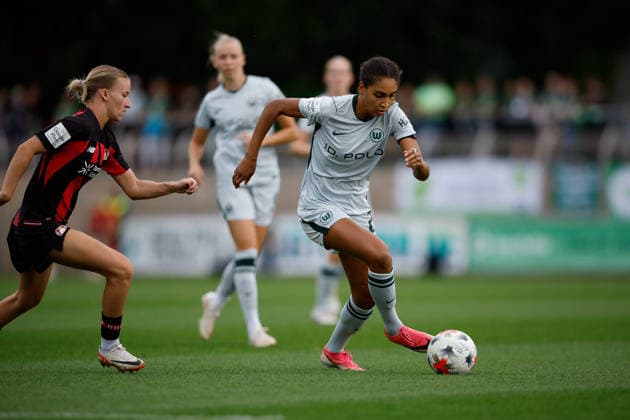 Fußball I Frauen I Bundesliga I Saison 2026-2027 I 2. Spieltag I Bayer 04 Leverkusen - VfL Wolfsburg I 30.08.2026 Cora Zicai (28, VfL Wolfsburg) dribbelt mit dem Ball. Leverkusen Ulrich-Haberland-Stadion Niedersachsen Deutschland *** Soccer I Women s I Bundesliga I 2026–2027 Season I Matchday 2 I Bayer 04 Leverkusen vs. VfL Wolfsburg I August 30, 2026 Cora Zicai 28, VfL Wolfsburg dribbles the ball at Leverkusen’s Ulrich Haberland Stadium in Lower Saxony, Germany Copyright: xLobeca CedricxSiefkerx