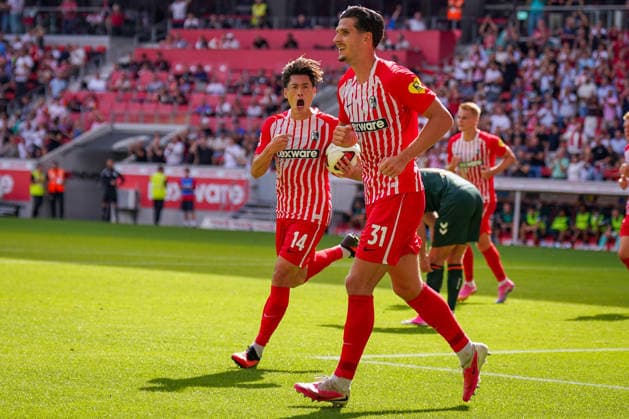 Deutschland: Fussball Bundesliga Saison 2026 - 2027, 1. Spieltag - SC Freiburg vs Werder Bremen - Europa Park Stadion (Freiburg): Tor und Torjubel zum 1:0 durch Yuito Suzuki (SC Freiburg, 14) Freude, Emotionen, Jubel, Mimik, Gesichtsausdruck, Emotion Igor Matanovic (SC Freiburg, 31) *** Germany Soccer Bundesliga 2026–2027 Season, Matchday 1: SC Freiburg vs. Werder Bremen at Europa-Park Stadium, Freiburg—Goal and celebration of the 1–0 score by Yuito Suzuki (SC Freiburg), 14; joy, emotions, celebration, facial expressions, Igor Matanovic (SC Freiburg), 31 Copyright: xJOERANxSTEINSIEKx