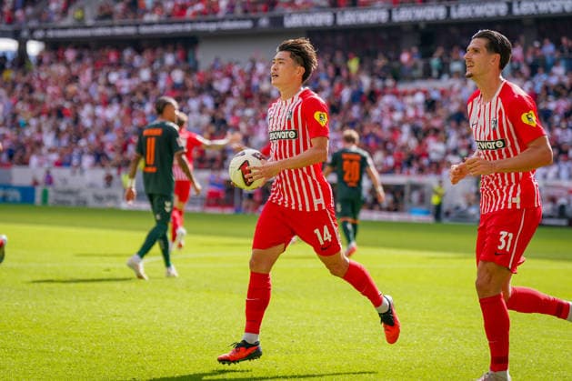 Deutschland: Fussball Bundesliga Saison 2026 - 2027, 1. Spieltag - SC Freiburg vs Werder Bremen - Europa Park Stadion (Freiburg): Tor und Torjubel zum 1:0 durch Yuito Suzuki (SC Freiburg, 14) Freude, Emotionen, Jubel, Mimik, Gesichtsausdruck, Emotion *** Germany Soccer Bundesliga 2026–2027 Season, Matchday 1: SC Freiburg vs. Werder Bremen at Europa-Park Stadium in Freiburg. Goal and celebration following the 1–0 goal by Yuito Suzuki of SC Freiburg, 14: Joy, emotions, celebration, facial expressions, emotion Copyright: xJOERANxSTEINSIEKx