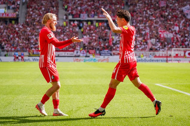 Deutschland: Fussball Bundesliga Saison 2026 - 2027, 1. Spieltag - SC Freiburg vs Werder Bremen - Europa Park Stadion (Freiburg): Tor und Torjubel zum 1:0 durch Yuito Suzuki (SC Freiburg, 14) Freude, Emotionen, Jubel mit Niklas Beste (SC Freiburg, 19) *** Germany Soccer Bundesliga 2026–2027 Season, Matchday 1: SC Freiburg vs. Werder Bremen at Europa-Park Stadium in Freiburg; goal and goal celebration for the 1–0 score by Yuito Suzuki of SC Freiburg (14); joy, emotions, and celebration with Niklas Beste of SC Freiburg (19) Copyright: xJOERANxSTEINSIEKx